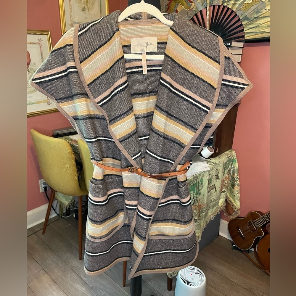 Wilfred Free Aritzia Wool blend belted short sleeve wrap jacket. Size small $175